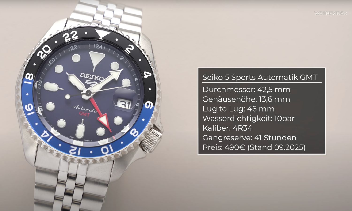 mit weißem Zifferblatt am Edelstahlarmband stehend vor blauem Hintergrund mit zusätzlich abgebildetem Datenblatt zu der Uhr