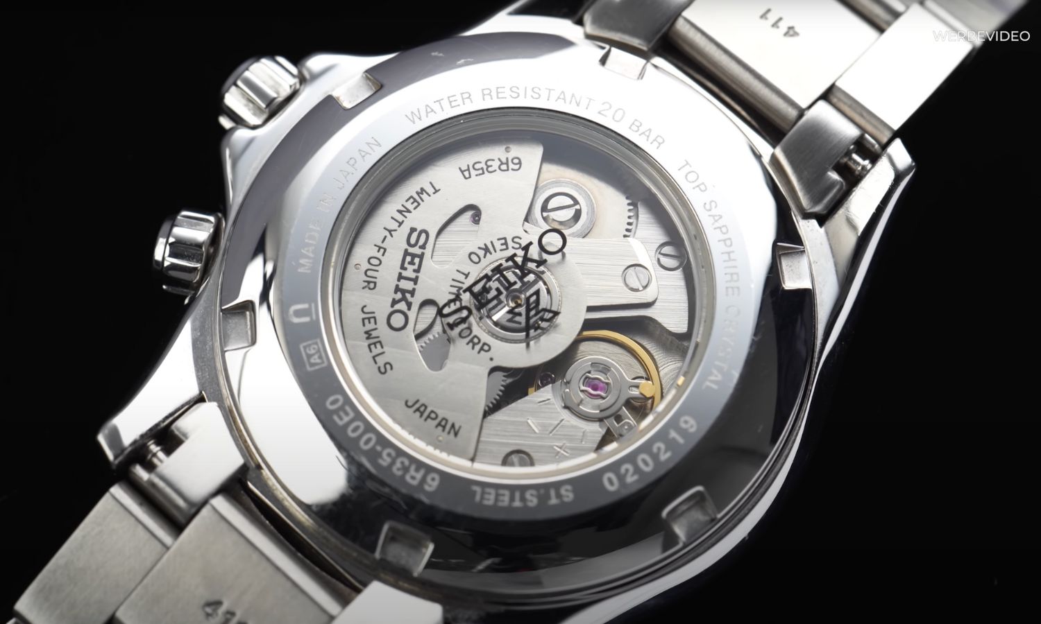 Das Seiko Kaliber 6R35 der Seiko Alpinist SPB117 abgebildet vor schwarzem Hintergrund