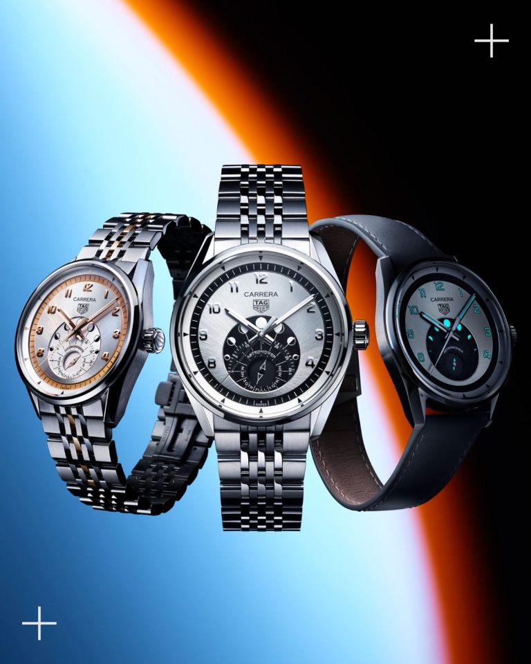 Die TAG HEUER Carrera Astronomer Referenz WBX2111.BD0002 mit silbernem Zifferblatt am Edelstahlarmband links, die TAG HEUER Carrera Astronomer WBX2110.BA0044 mit silbernem Zifferblatt am Edelstahlarmband in der Mitte und die TAG HEUER Carrera Astronomer WBX2112.FC6615 mit silbernem Zifferblatt am grauen Kalbslederarmband rechts abgebildet vor blau-orange-schwarzem Hintergrund