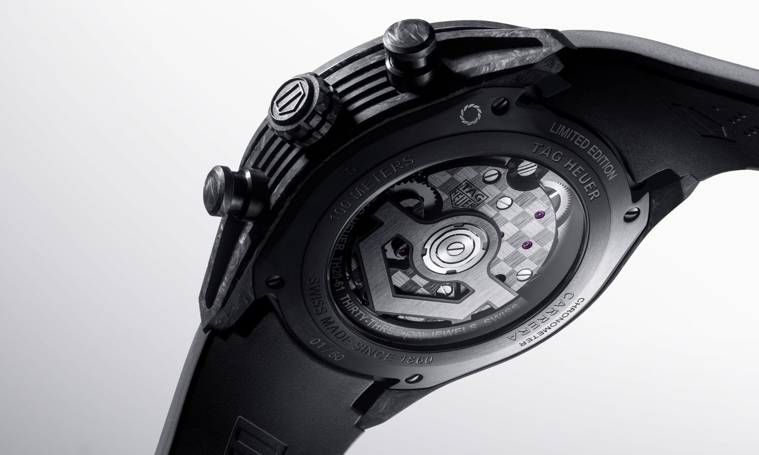 TAG HEUER Carrera Chronograph Tourbillon Extreme Sport TH-Carbonspring Referenz CBU5091.FT6305 mit schwarzem Zifferblatt und schwarzem Carbongehäuse von hinten abgebildet mit Blick auf das Kaliber TH20-61 vor grau-weißem Hintergrund