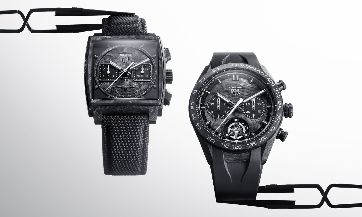 TAG HEUER Monaco Flyback Chronograph TH-Carbonspring Referenz CBL5190.FT6313 mit schwarzem Zifferblatt und schwarzem Carbongehäuse links und TAG HEUER Carrera Chronograph Tourbillon Extreme Sport TH-Carbonspring Referenz CBU5091.FT6305 rechts von vorne abgebildet stehend vor grau-weißem Hintergrund