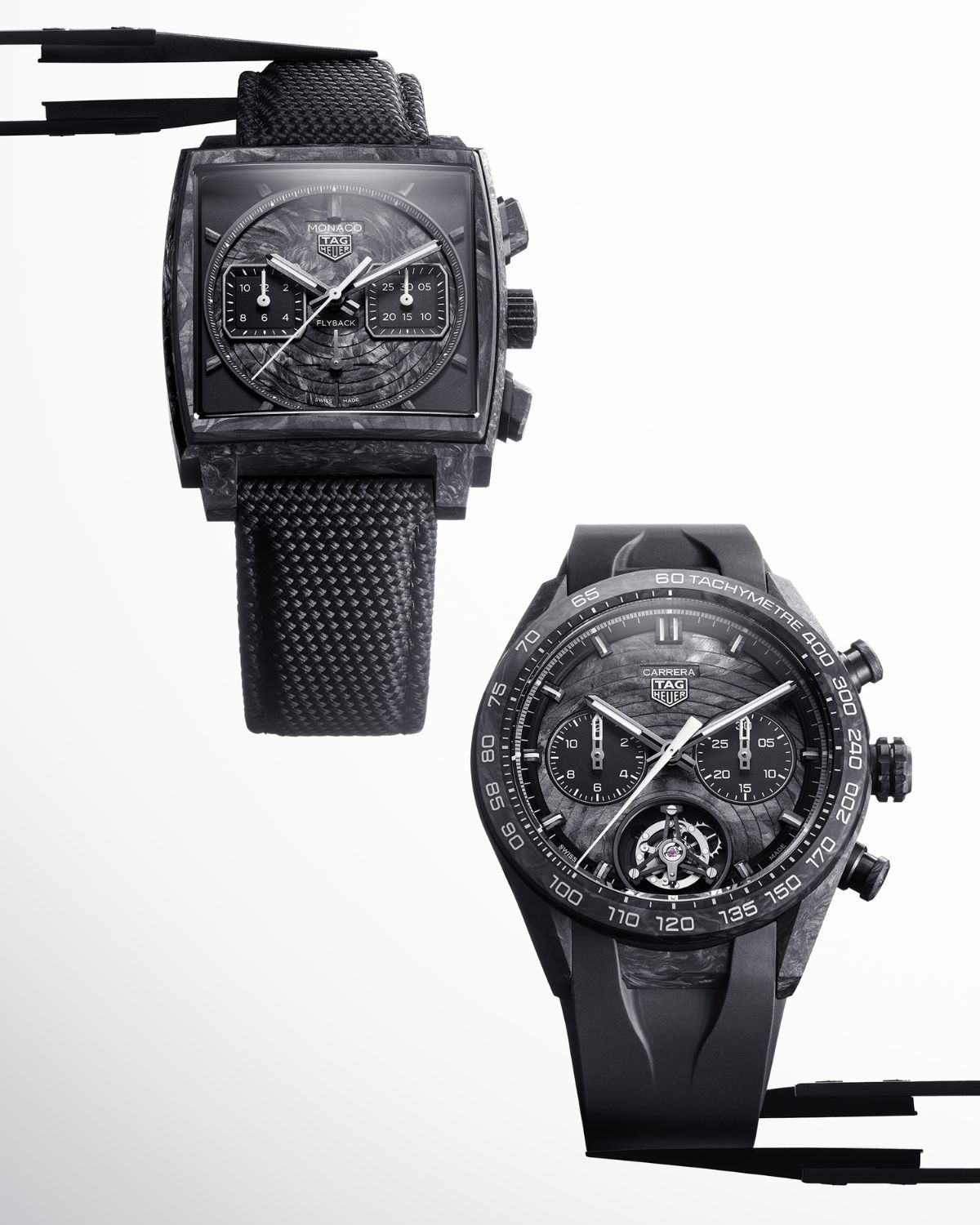 TAG HEUER Monaco Flyback Chronograph TH-Carbonspring Referenz CBL5190.FT6313 mit schwarzem Zifferblatt und schwarzem Carbongehäuse links und TAG HEUER Carrera Chronograph Tourbillon Extreme Sport TH-Carbonspring Referenz CBU5091.FT6305 rechts von vorne abgebildet stehend vor grau-weißem Hintergrund