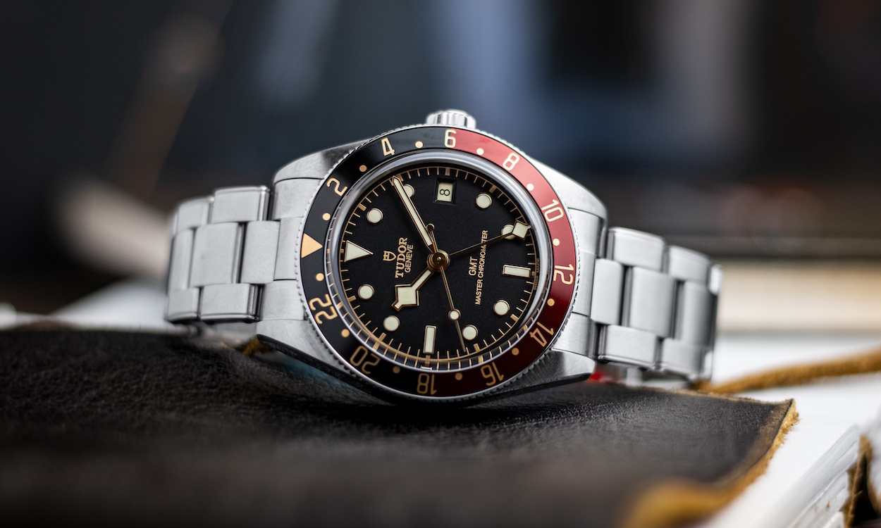 TUDOR Black Bay 58 GMT liegend auf Tischplatte in Nahaufnahme