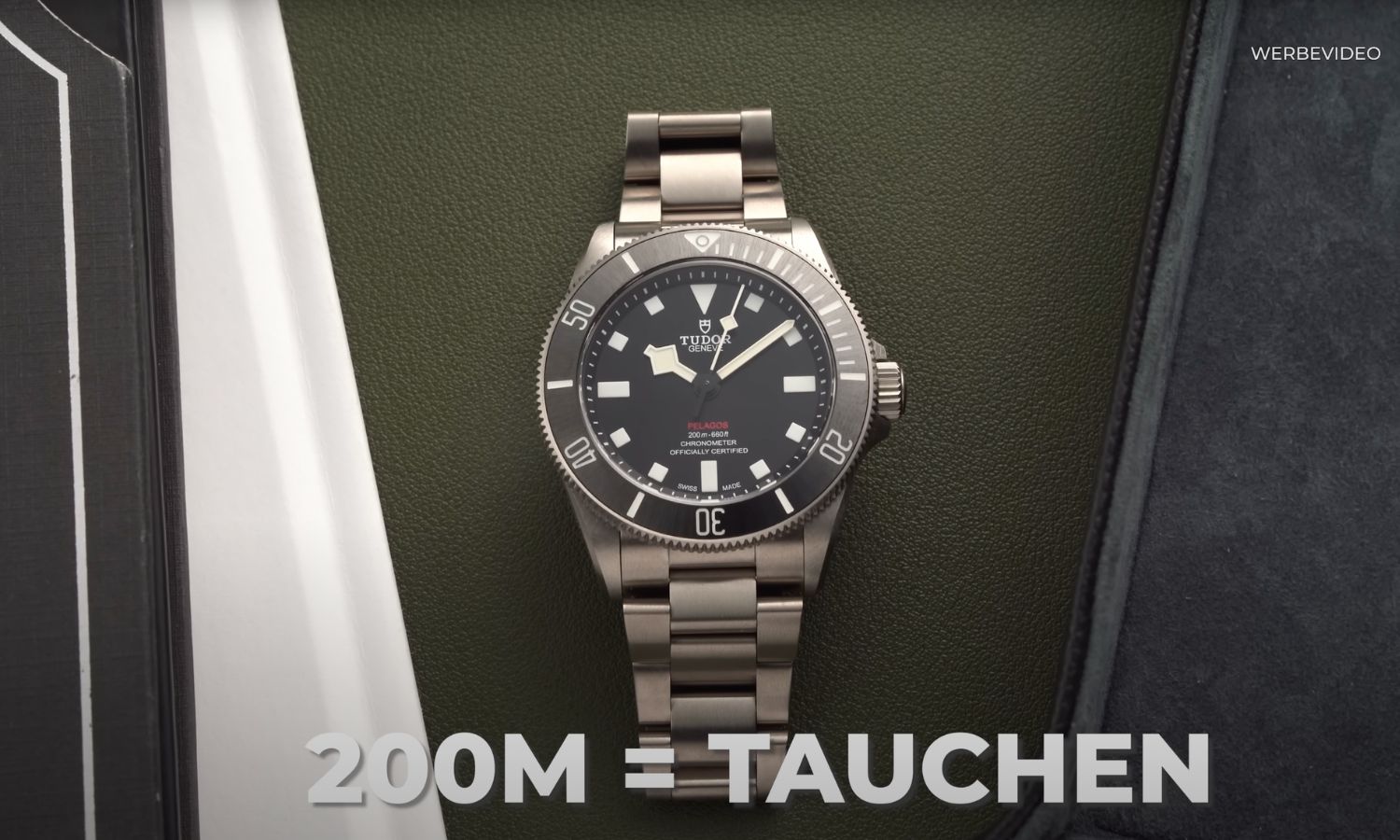 TUDOR Pelagos mit schwarzem Zifferblatt am Edelstahlarmband liegend vor grünem Hintergrund mit Angabe der Wasserdichtigkeit