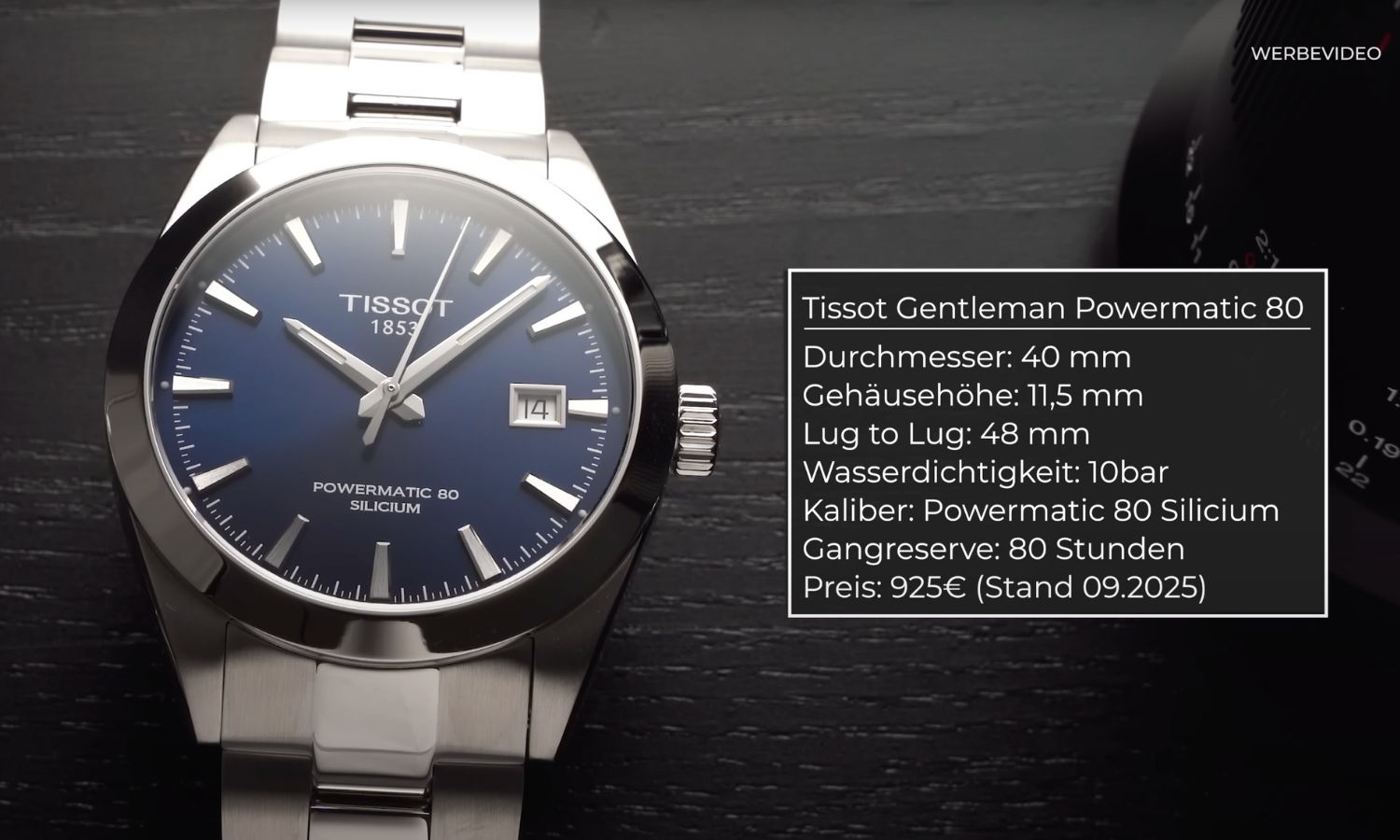 Tissot Gentleman Powermatic 80 mit dunkelblauem Zifferblatt am Edelstahlarmband stehend vor schwarzem Hintergrund mit zusätzlich abgebildetem Datenblatt zu der Uhr