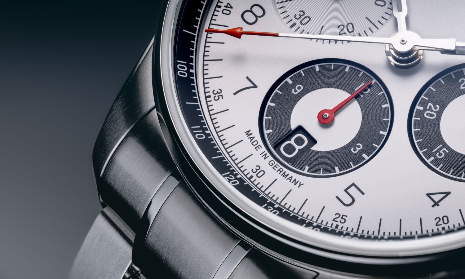 Nahaufnahme des weißen Zifferblatts der UNION Glashütte Belisar Chronograph Referenz D009.227.11.012.00 abgebildet vor grauem Hintergrund