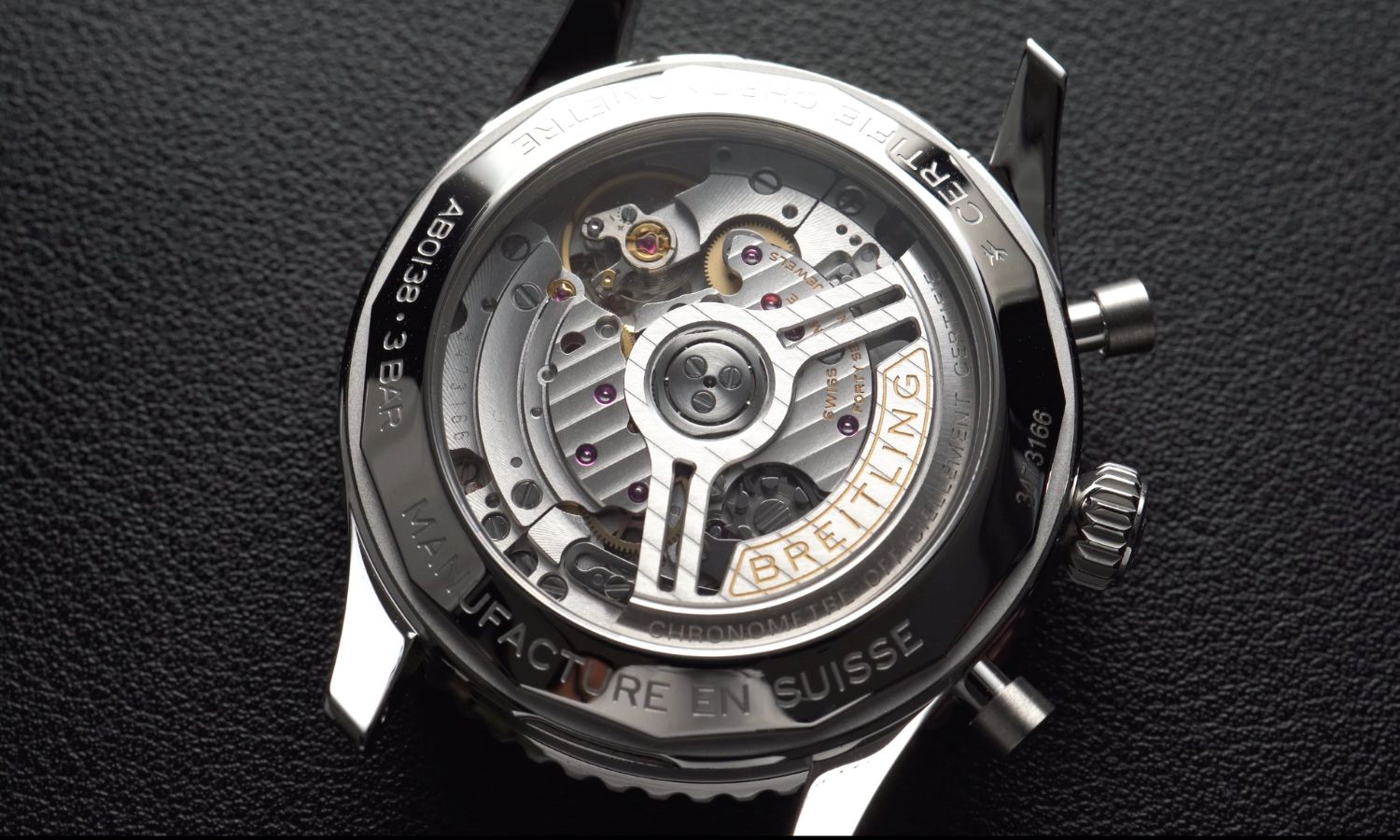 Das Breitling B01 Uhrwerk der Breitling Navitimer B01 Chronograph 43 abgebildet vor schwarzem Hintergrund