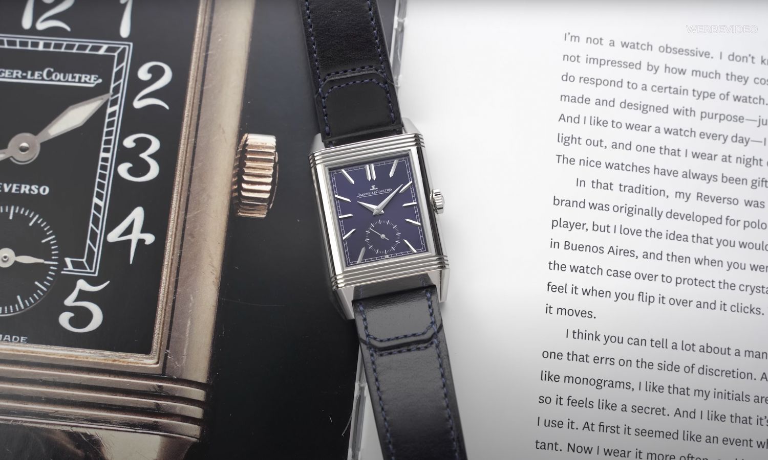 Jaeger-LeCoultre Reverso mit blauem Zifferblatt am schwarzen Lederarmband liegend auf einer Zeitschrift mit Bild einer Jaeger-LeCoultre Uhr