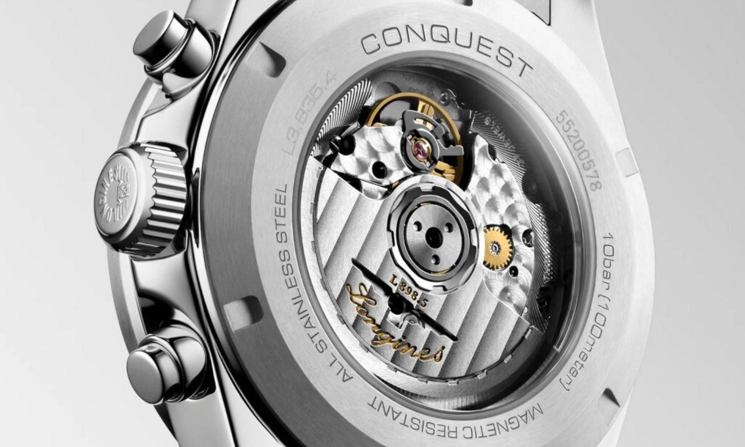 Longines L898 Uhrwerk der Longines Conquest Chronograph 2023 abgebildet vor hellgrauem Hintergrund