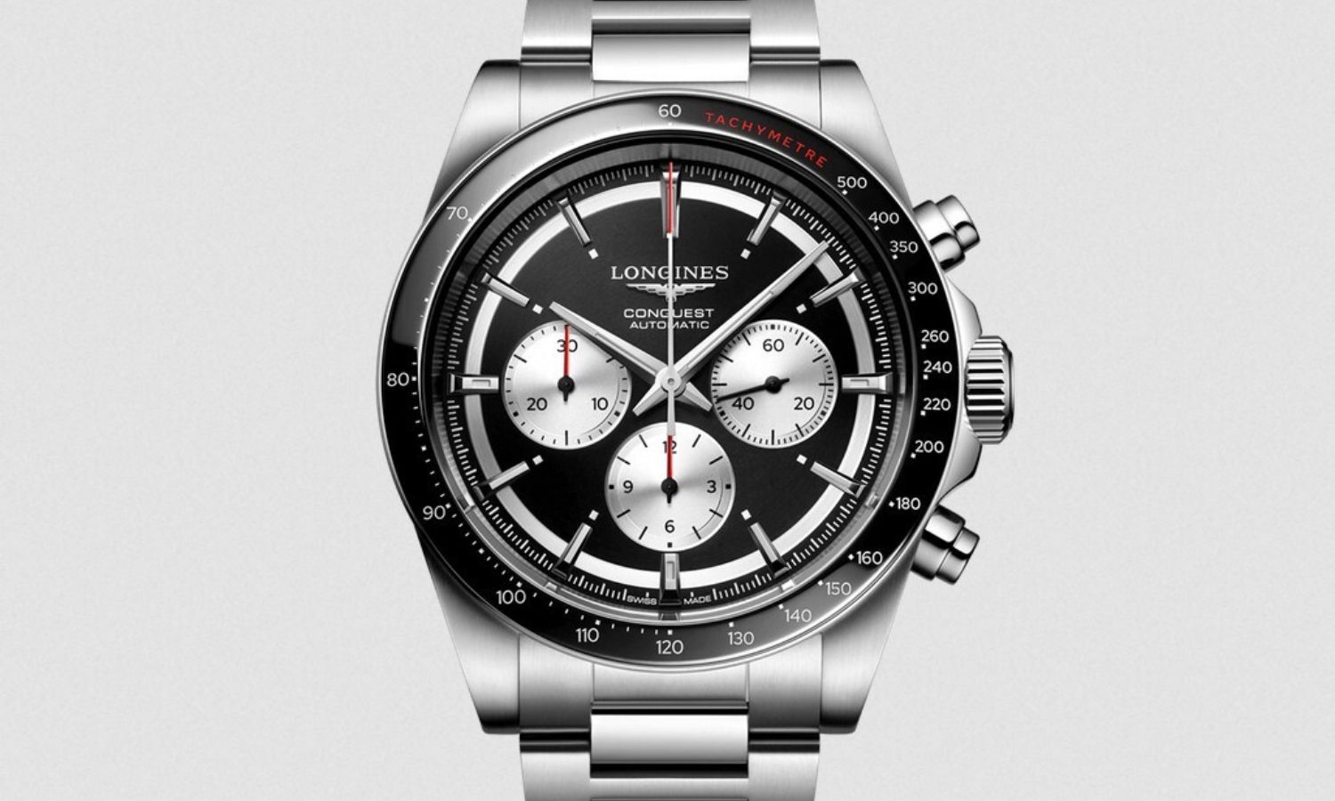 Longines Conquest Chronograph 2023 mit schwarzem Zifferblatt am Edelstahlarmband von vorne abgebildet vor hellgrauem Hintergrund