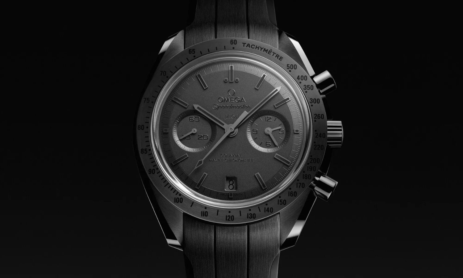 OMEGA Speedmaster Dark Side of the Moon All Black Referenz 310.92.44.51.01.005 mit schwarzem Zifferblatt stehend von vorne abgebildet vor schwarzem Hintergrund