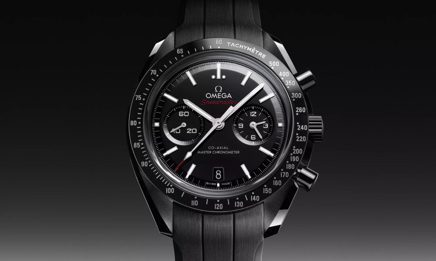 OMEGA Speedmaster Dark Side of the Moon Referenz 310.92.44.51.01.004 mit schwarzem Zifferblatt stehend von vorne abgebildet vor schwarzem Hintergrund