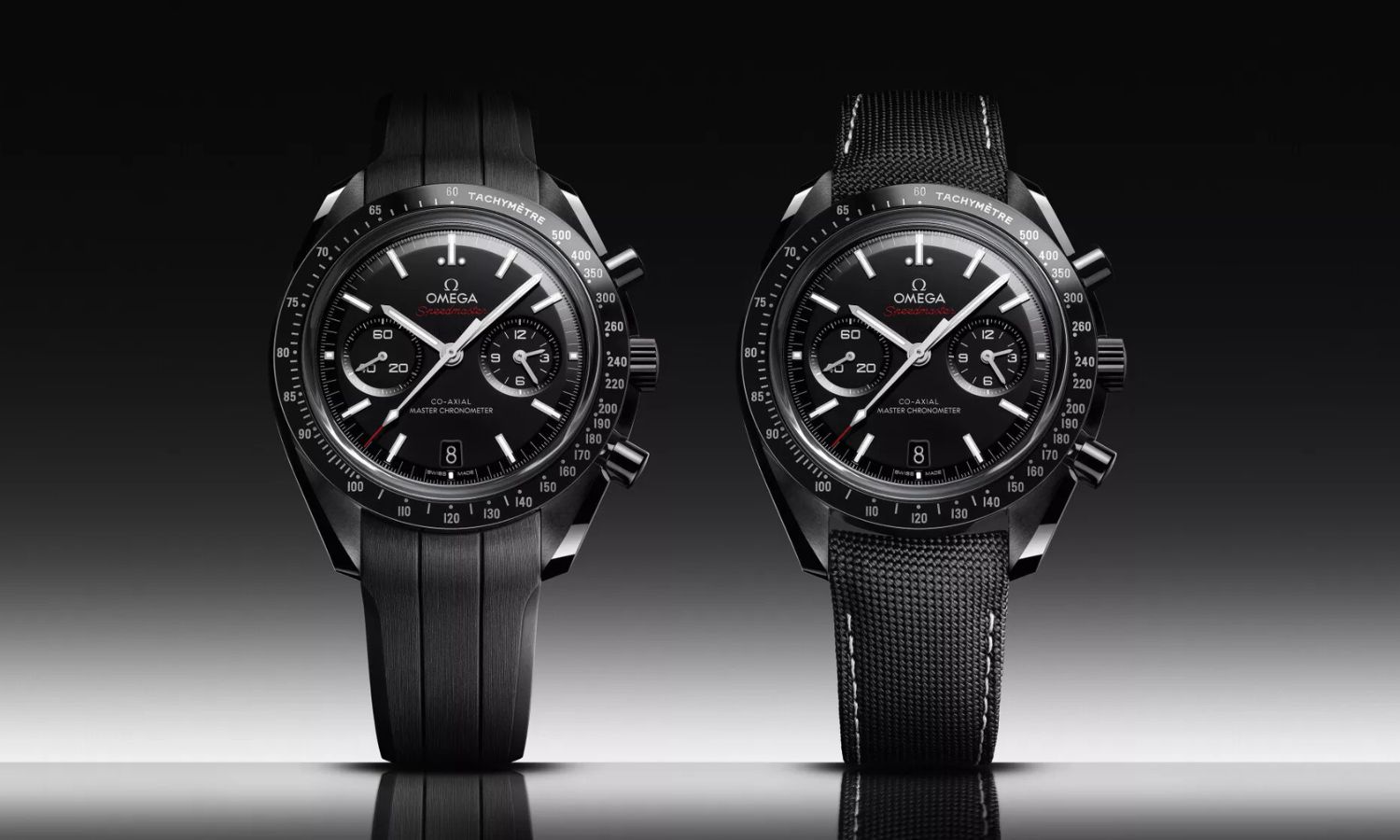 OMEGA Speedmaster Dark Side of the Moon Modelle mit schwarzem Zifferblatt stehend von vorne abgebildet vor schwarzem Hintergrund