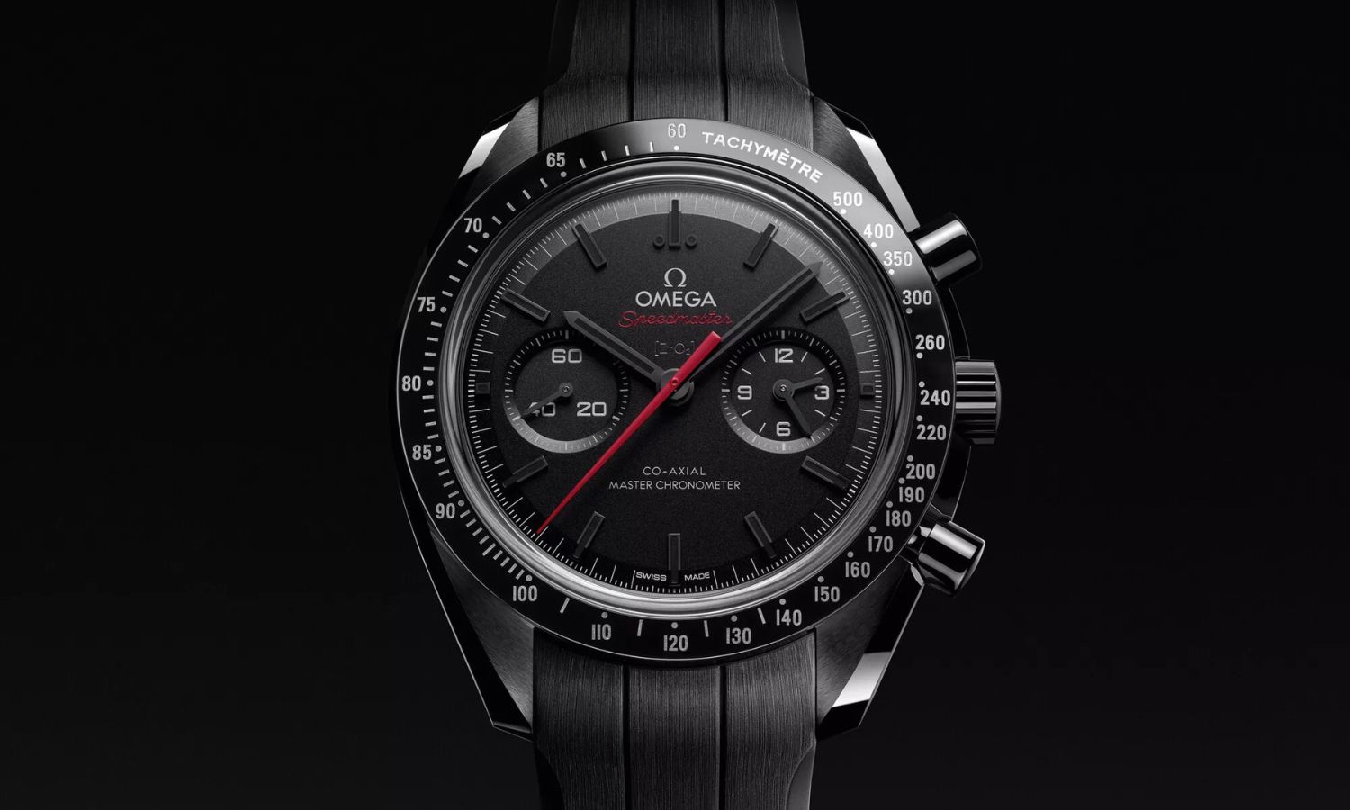 OMEGA Speedmaster Dark Side of the Moon Referenz 310.92.44.51.01.001 mit schwarzem Zifferblatt und rotem Sekundenzeiger stehend von vorne abgebildet vor schwarzem Hintergrund