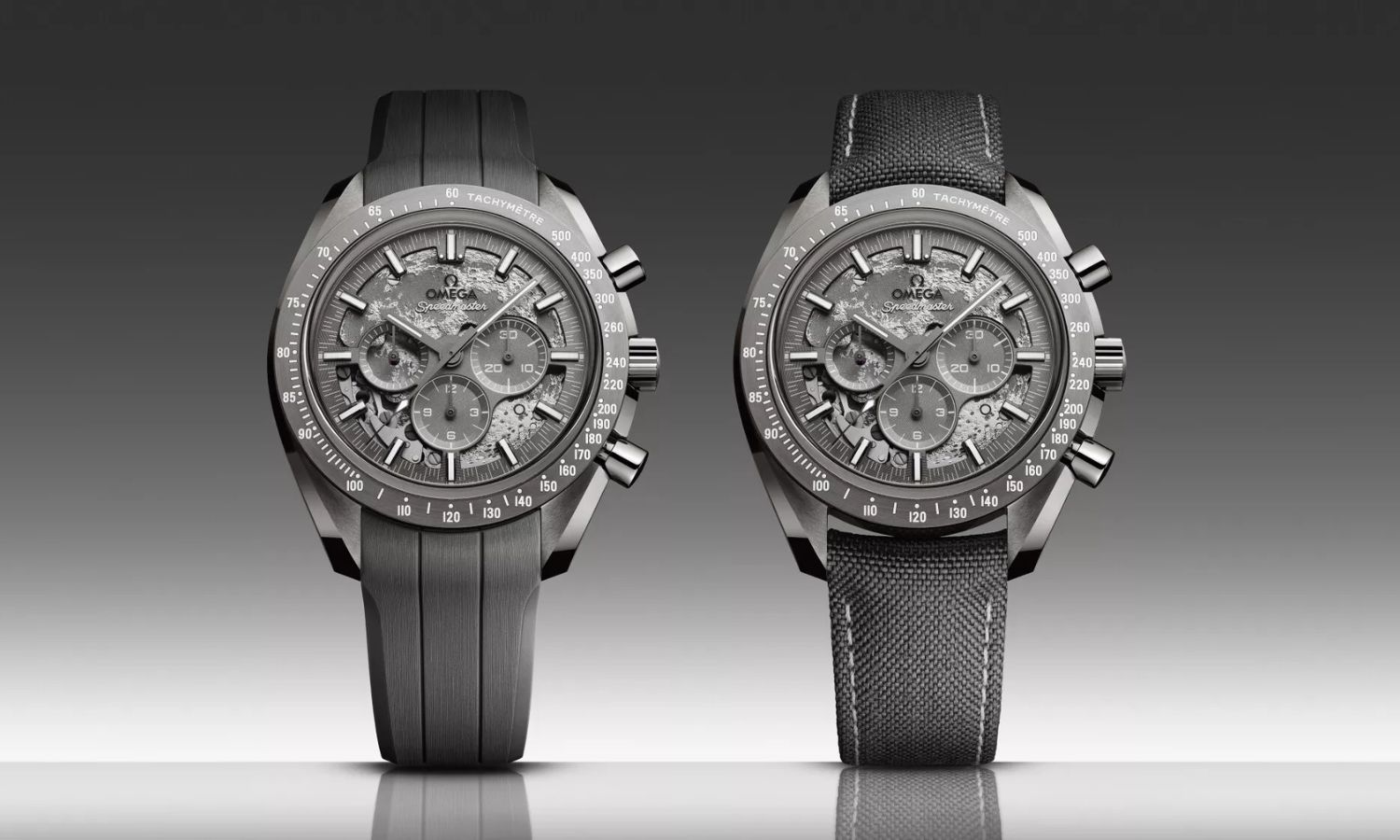 OMEGA Speedmaster Grey Side of the Moon Modelle mit grauem Zifferblatt stehend von vorne abgebildet vor grauem Hintergrund