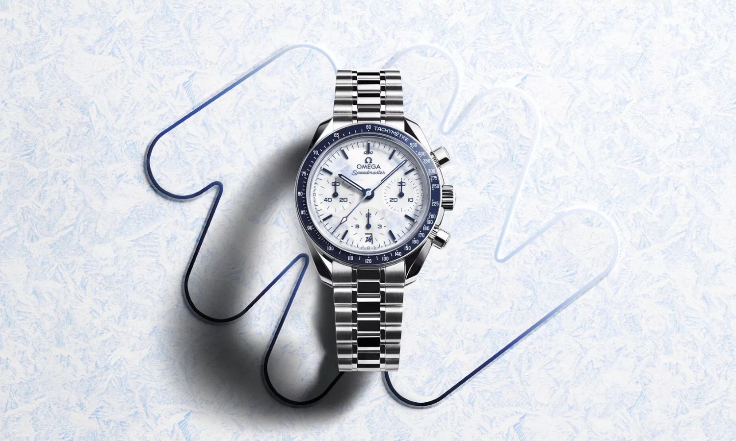 OMEGA Speedmaster Milano Cortina 2026 Referenz 522.30.38.50.04.001 mit weißem Zifferblatt am Edelstahlarmband von vorne abgebildet vor weißem Hintergrund mit blauen Verzierungen