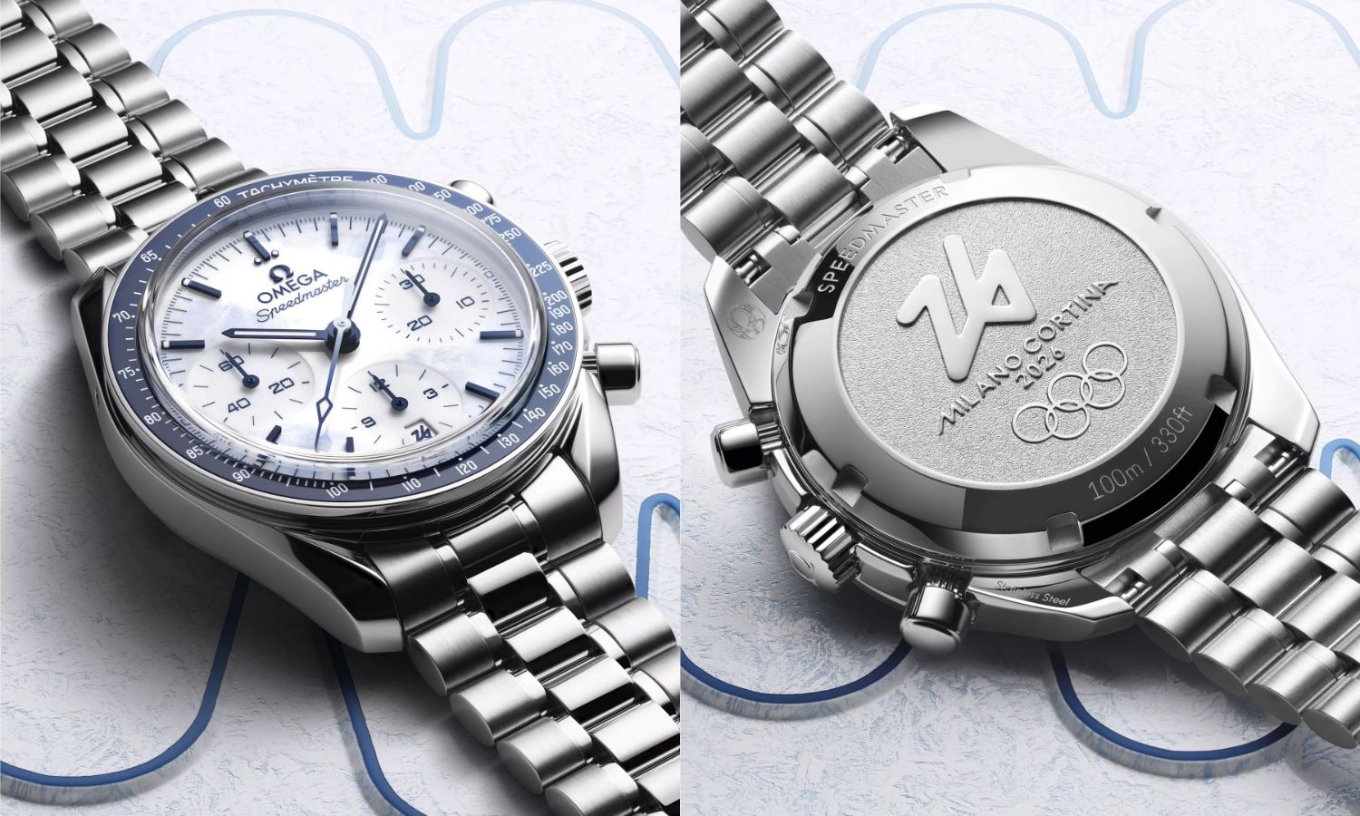 Das weiße Zifferblatt der OMEGA Speedmaster Milano Cortina 2026 Referenz 522.30.38.50.04.001 am Edelstahlarmband von vorne (links) und von hinten (rechts) vor weißem Hintergrund mit blauen Verzierungen abgebildet
