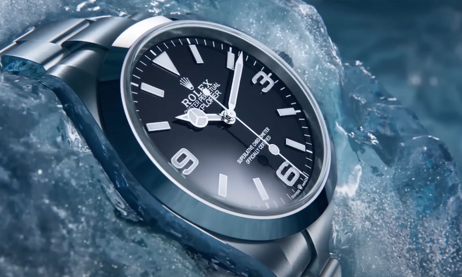 Nahaufnahme des schwarzen Zifferblatts der Rolex Explorer am Edelstahlarmband