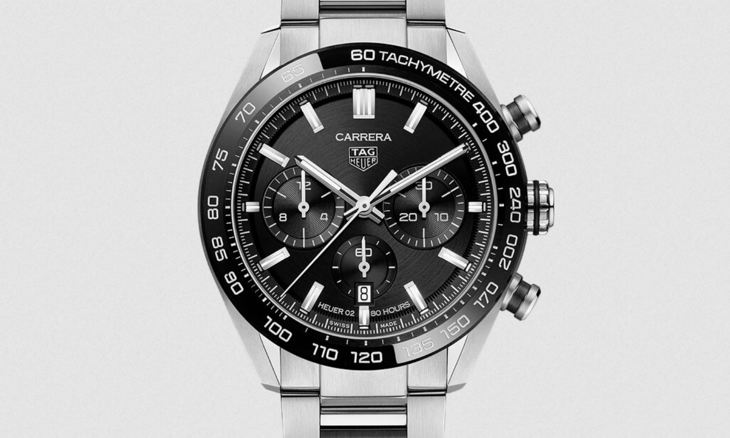 TAG Heuer Carrera Calibre Heuer 02 mit schwarzem Zifferblatt am Edelstahlarmband von vorne abgebildet vor hellgrauem Hintergrund