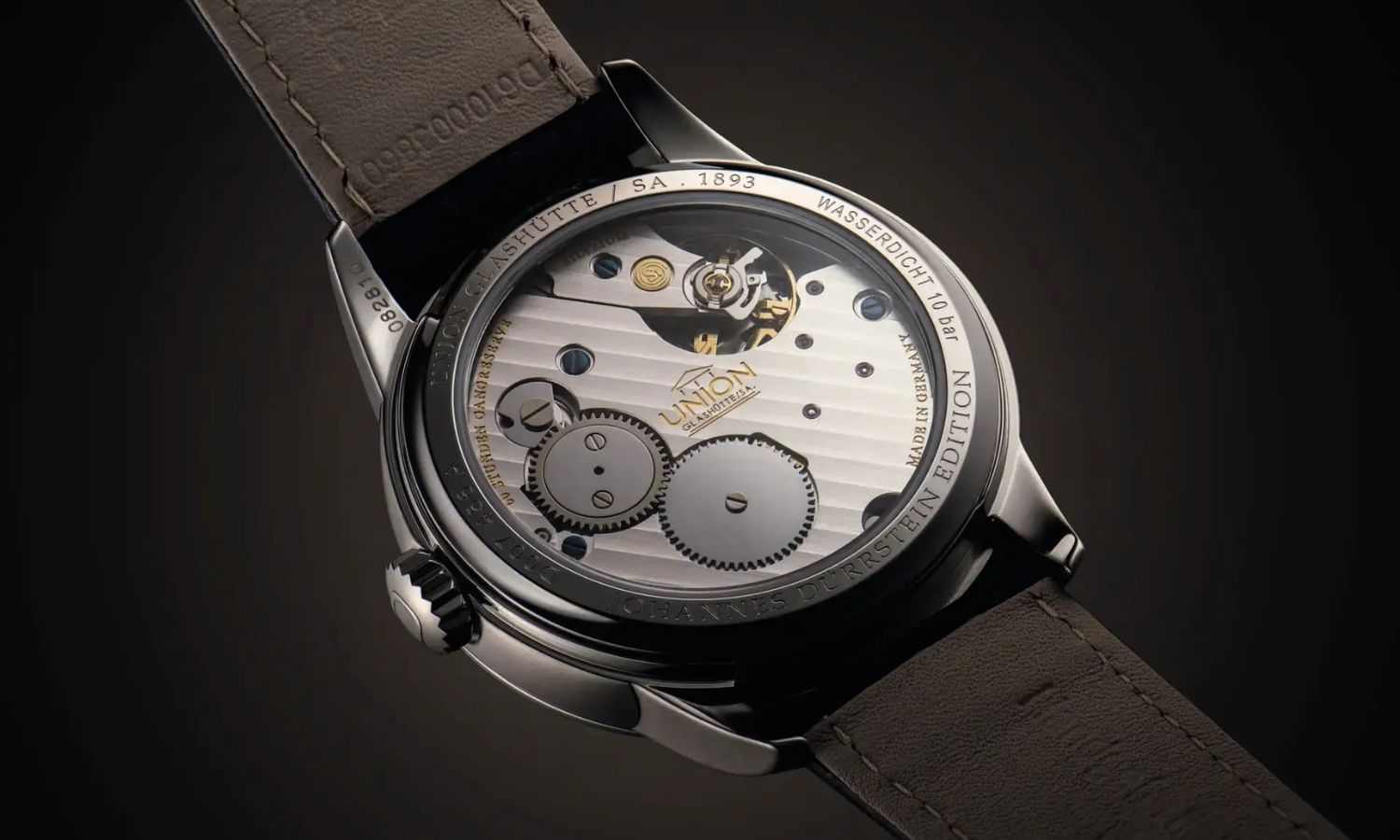 Das Handaufzugskaliber UNG-56.S1 der Union Glashütte 1893 Johannes Dürrstein Edition Gangreserve abgebildet vor dunkelbraunem Hintergrund