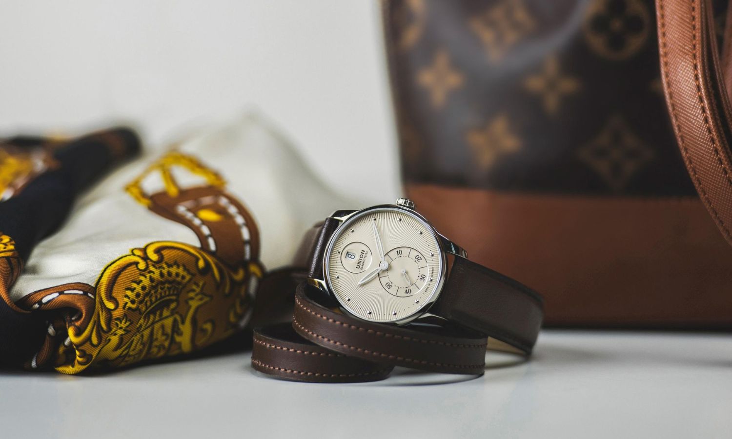 Union Glashütte Seris Kleine Sekunde mit silbernem Zifferblatt am braunen Lederarmband seitlich liegend