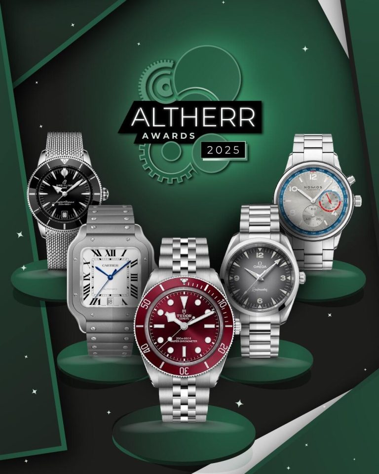 Die TUDOR Black Bay Bordeauxrot, Cartier Santos Titan, OMEGA Seamaster Railmaster 38, Breitling Superocean Heritage und NOMOS Glashütte Club Sport neomatik Weltzeit stehend vor grünem Hintergrund mit der Aufschrift „ALTHERR Awards 2025“