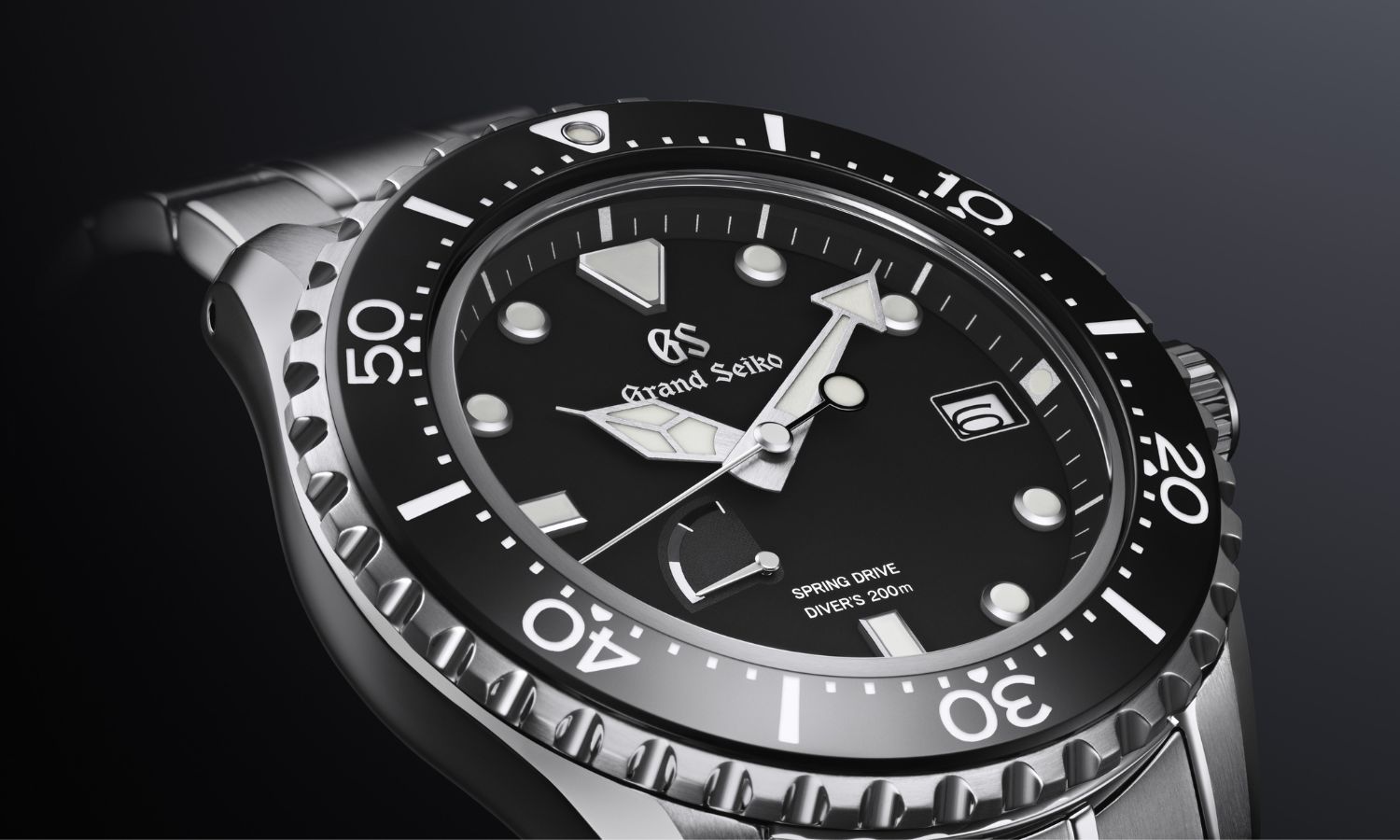 Grand Seiko Sport Spring Drive SBGA461 mit schwarzem Zifferblatt am Edelstahlarmband abgebildet vor schwarzem Hintergrund