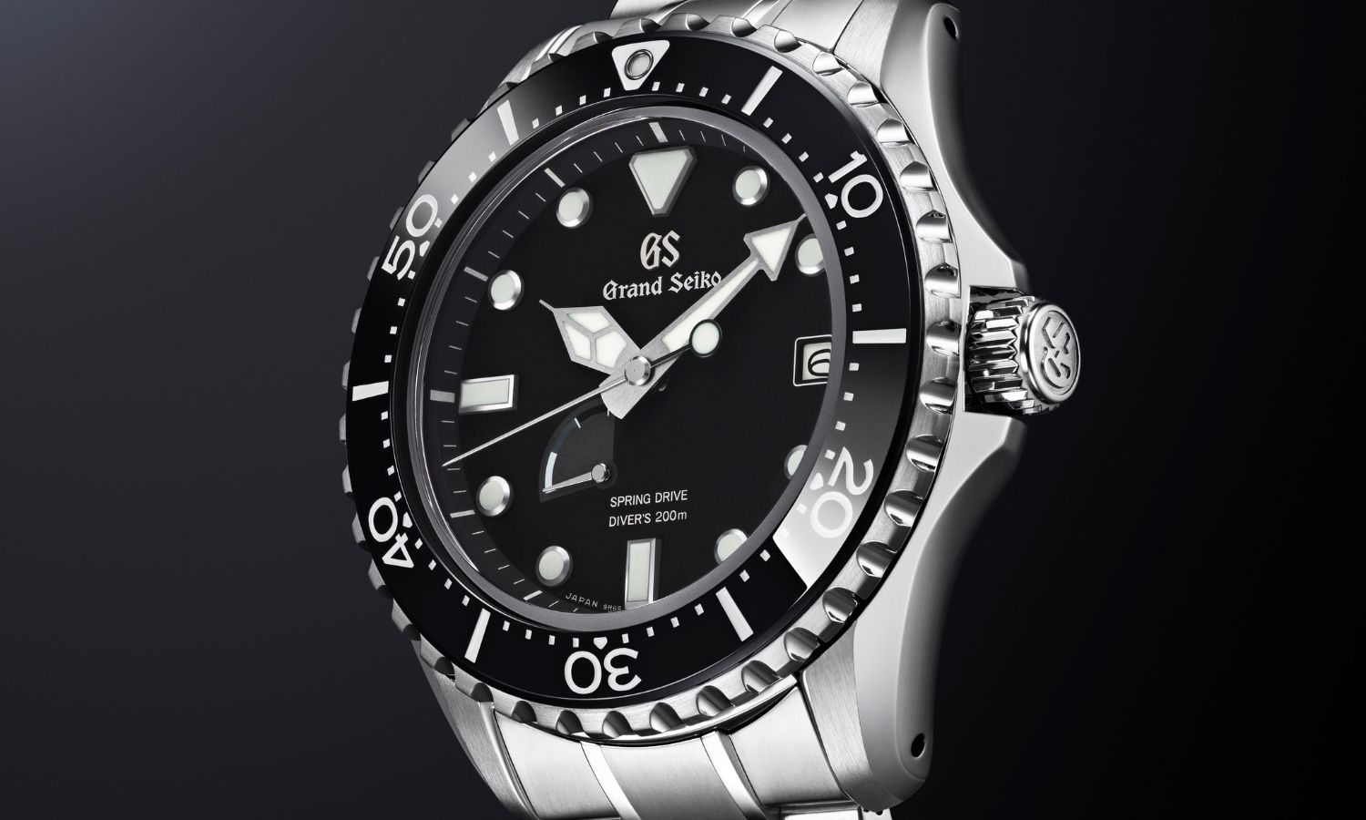 Grand Seiko Sport Spring Drive SBGA461 mit schwarzem Zifferblatt am Edelstahlarmband abgebildet vor schwarzem Hintergrund