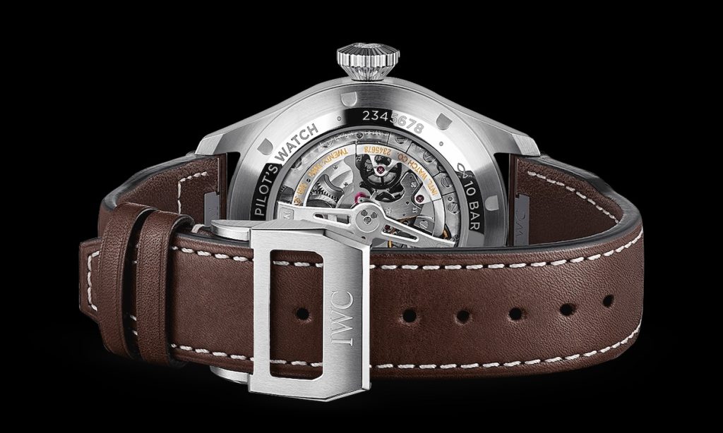 IWC Big Pilot's Watch mit Saphirglas-Sichtfenster im Gehäuseboden liegend auf schwarzem Untergrund.