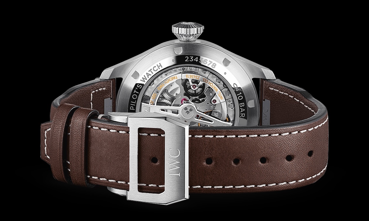 IWC Big Pilot's Watch mit Saphirglas-Sichtfenster im Gehäuseboden liegend auf schwarzem Untergrund.