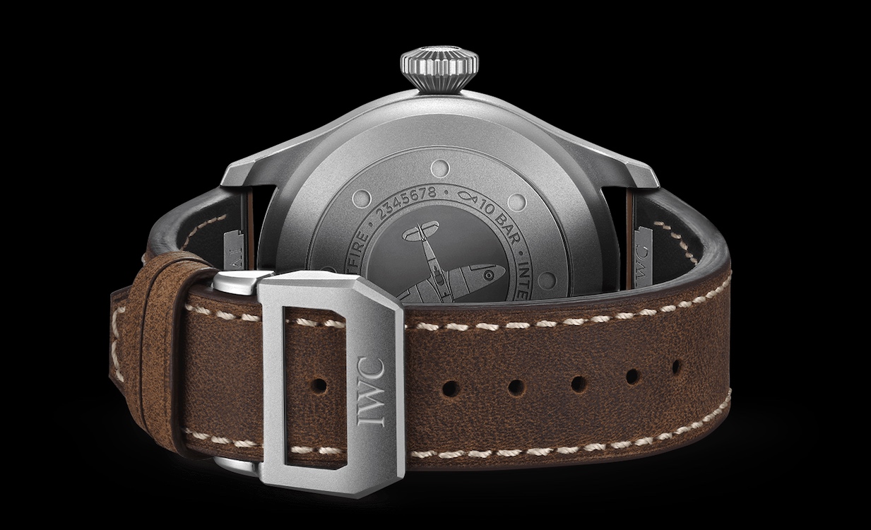 IWC Big Pilots Watch liegend mit Blick auf den massiv ausgeführten Gehäuseboden vor schwarzem Hintergrund.