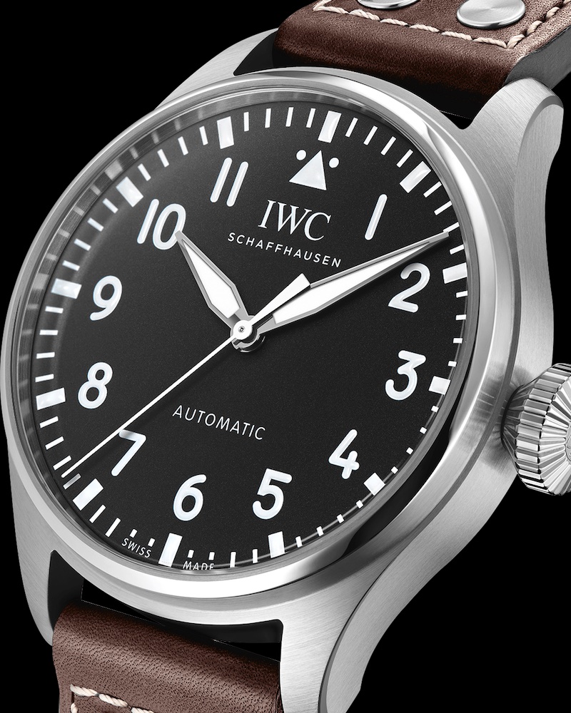 Vorderseite der IWC Pilots Watch IW329301 mit schwarzem Zifferblatt auf schwarzem Hintergrund.