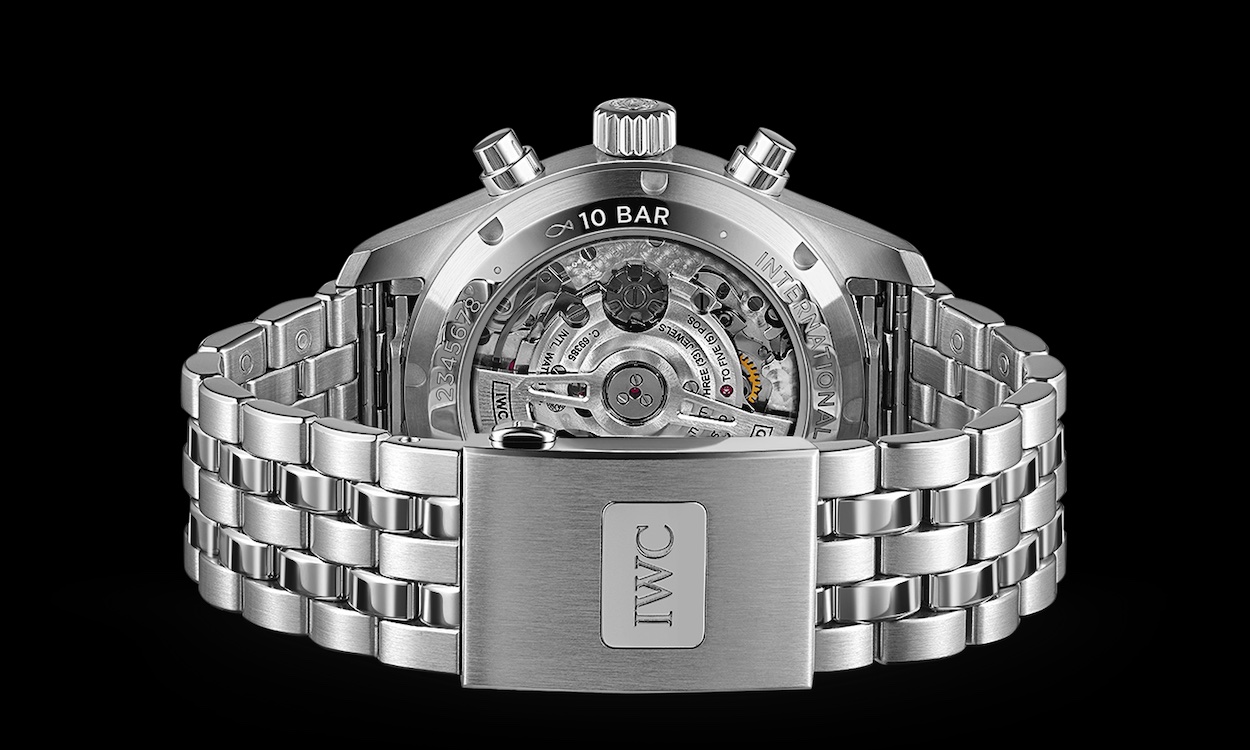 IWC Pilots Watch 388102 liegend auf schwarzem Hintergrund mit Blick auf das Saphirglas Sichtfenster.