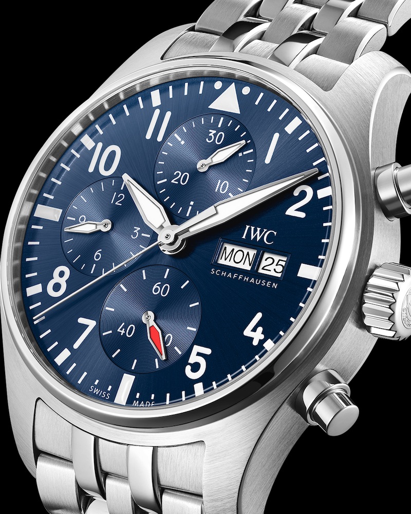 IWC Pilots Watch 388102 mit blauem Zifferblatt vor schwarzem Untergrund