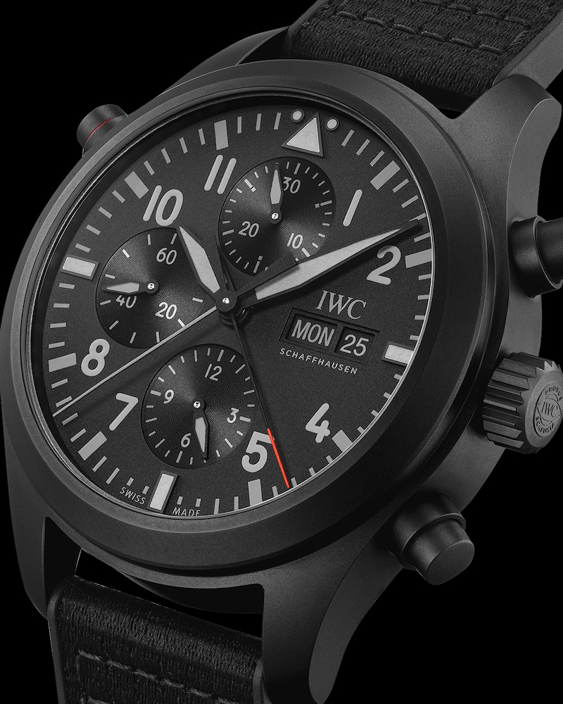 IWC Pilots Watch Ceratanium IW371815 Vorderseite vor schwarzem Hintergrund.