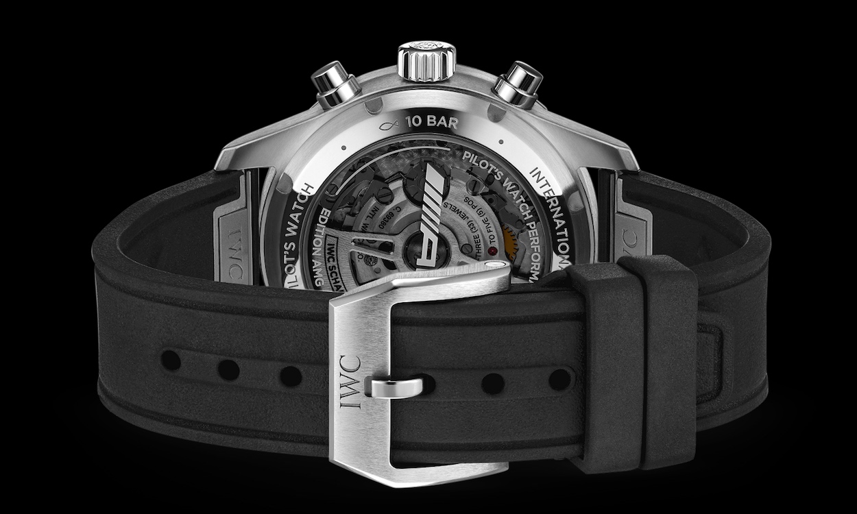 IWC Pilot's Watch Performance Chronograph liegend vor schwarzem Hintergrund mit Referenz IW388305.