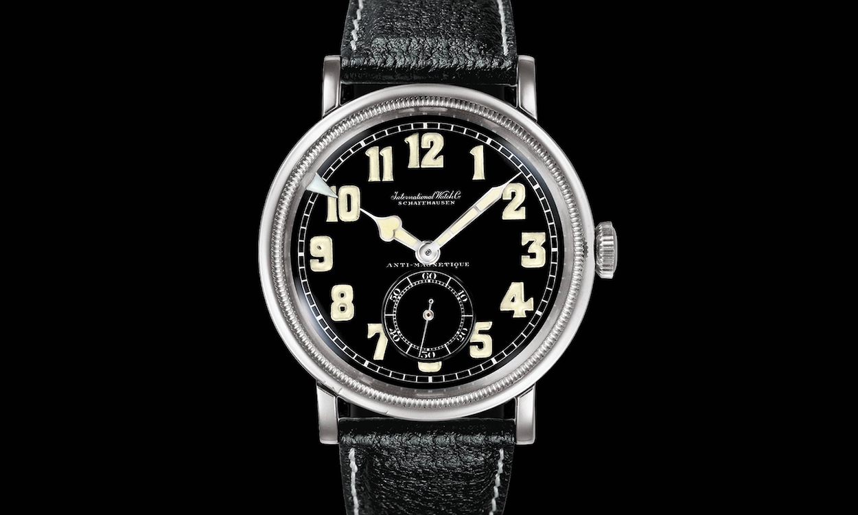 IWC Pilots Watch IW436 vor schwarzem Hintergrund in Nahaufnahme.