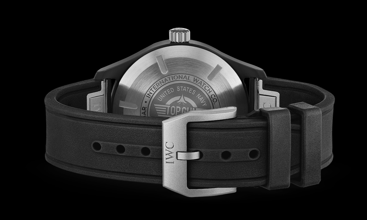 IWC Pilots Watch Top Gun, mit der Referenz IW326906, liegend mit Blick auf den Gehäuseboden.