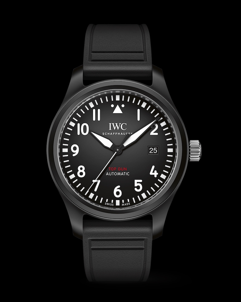 IWC Pilots Watch IW326906 vor schwarzem Hintergrund mit schwarzem Keramikgehäuse.