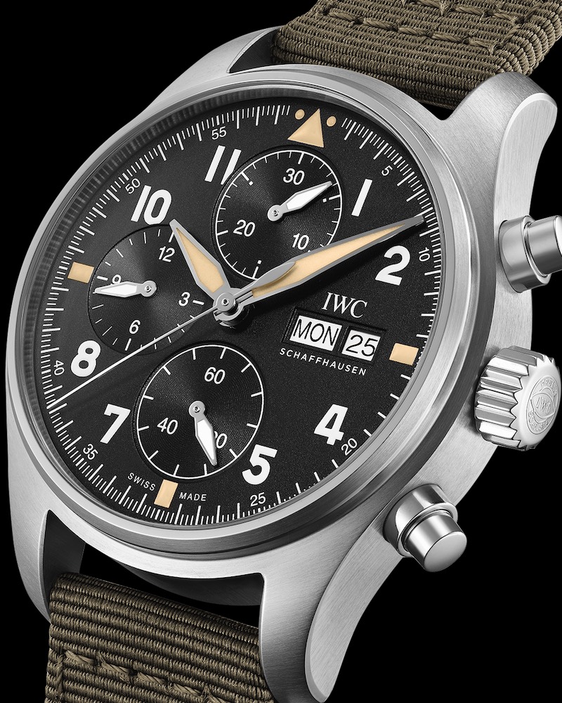 Vorderseite der IWC Schaffhausen Pilots Watch Spitfire mit der Referenz IW387901 vor schwarzem Hintergrund