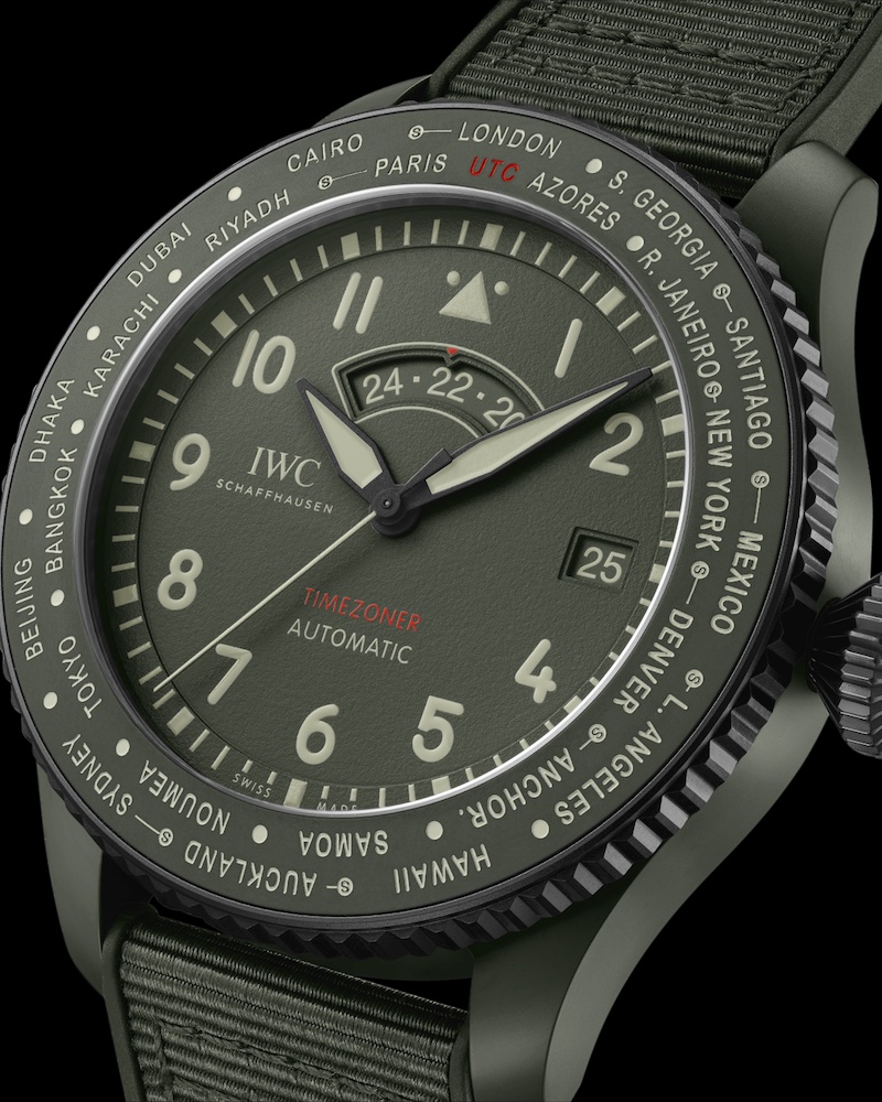 IWC Schaffhausen Timezoner IW395601 in Nahaufnahme vor schwarzem Hintergrund.