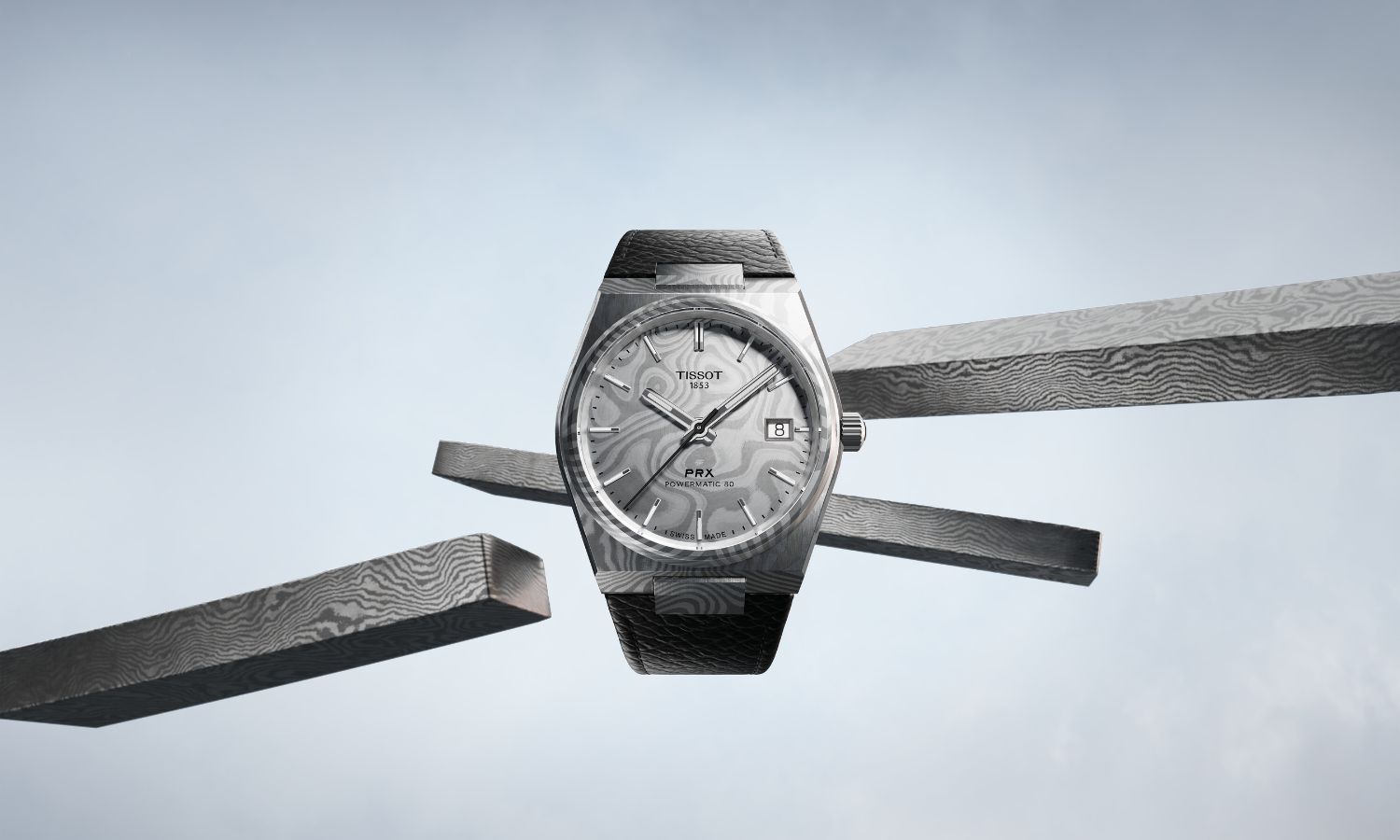 Tissot PRX Damascus Powermatic 80 Titan 38 mm Referenz T137.807.96.081.00 mit grauem Zifferblatt am schwarzem Lederarmband von vorne abgebildet vor hellgrauem Hintergrund