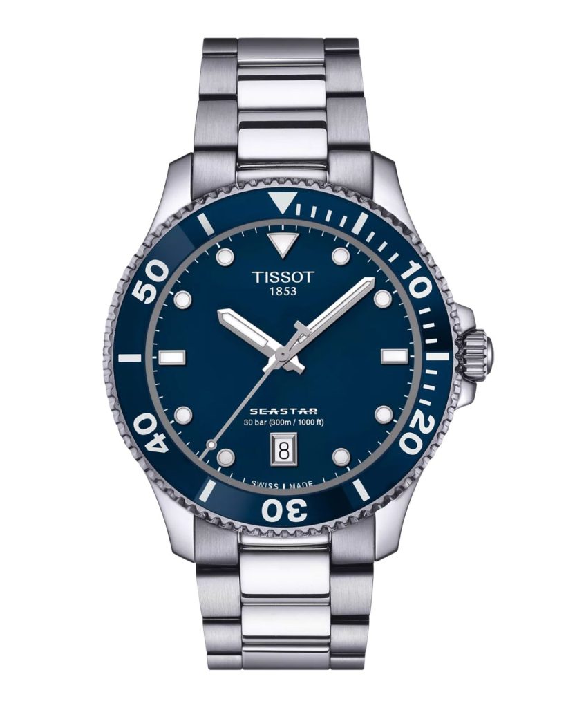 Tissot Seastar 1000 mit blauem Zifferblatt am Edelstahlarmband von vorne abgebildet vor weißem Hintergrund
