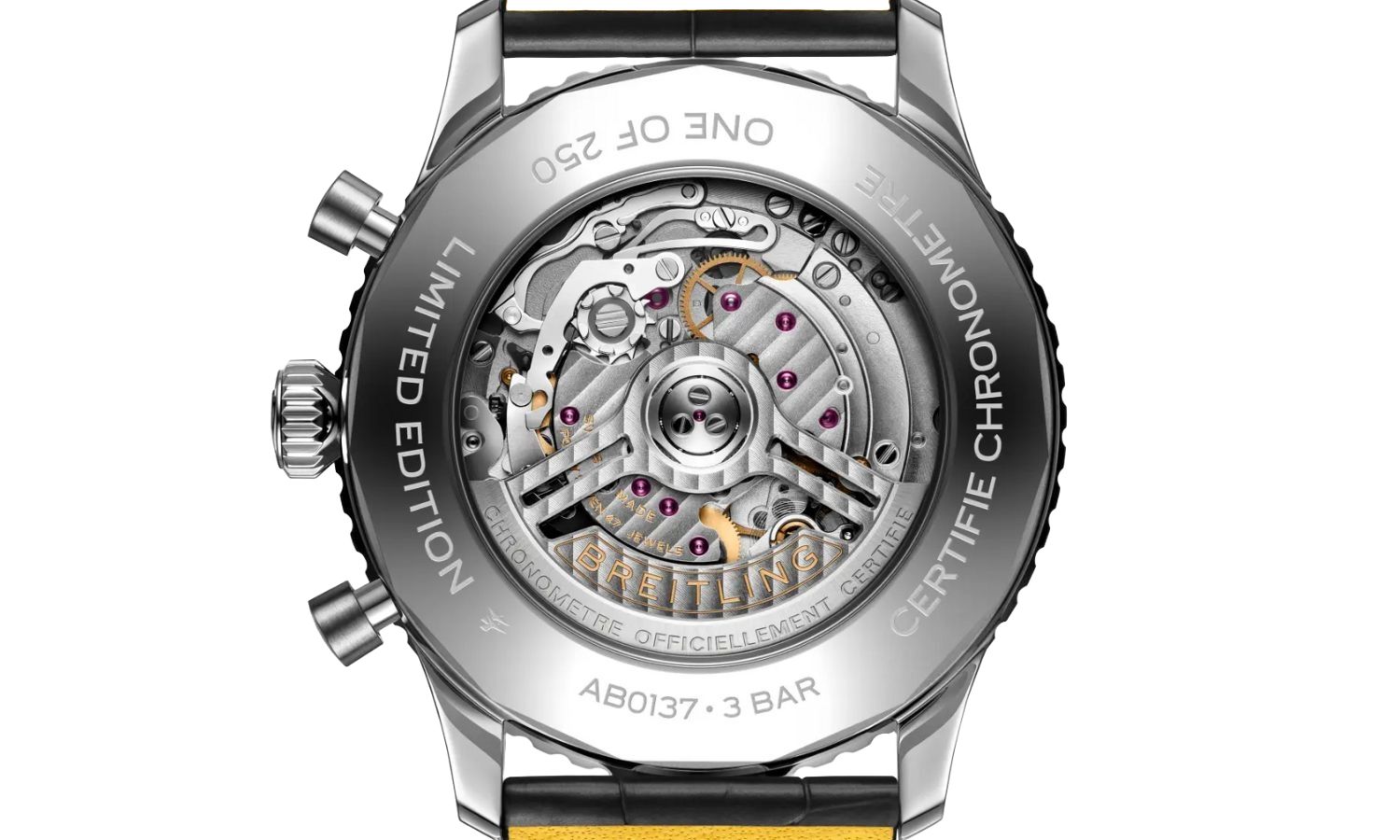 Breitling B01 Uhrwerk sichtbar durch den offenen Gehäuseboden abgebildet vor weißem Hintergrund