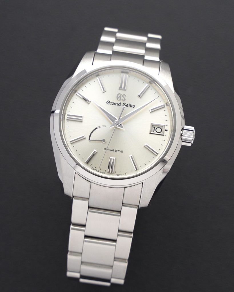 Grand Seiko SBGA437 an Metallarmband fotografiert vor schwarzem Hintergrund