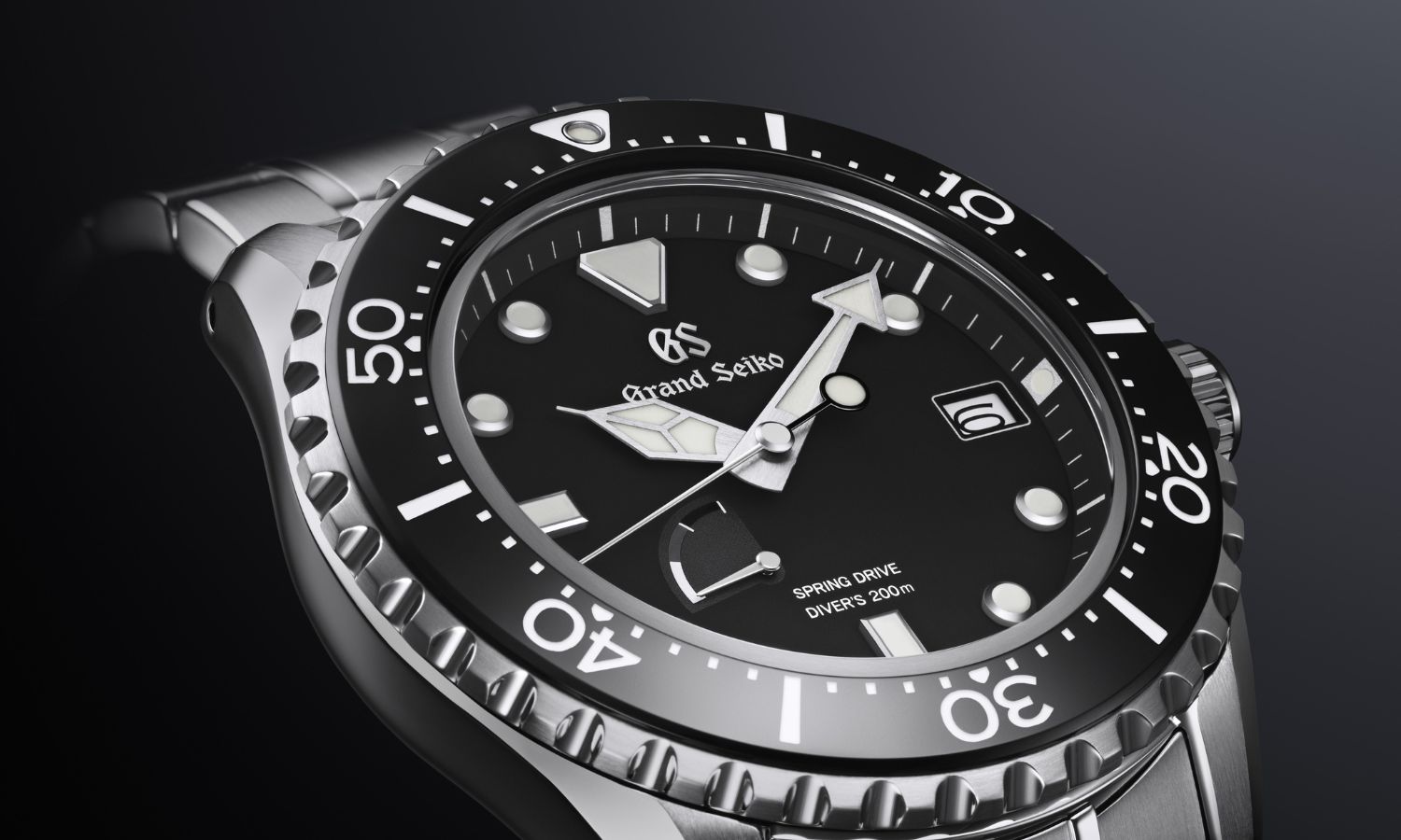 Grand Seiko Sport SBGA461 mit schwarzem Zifferblatt am Edelstahlarmband abgebildet vor schwarzem Hintergrund