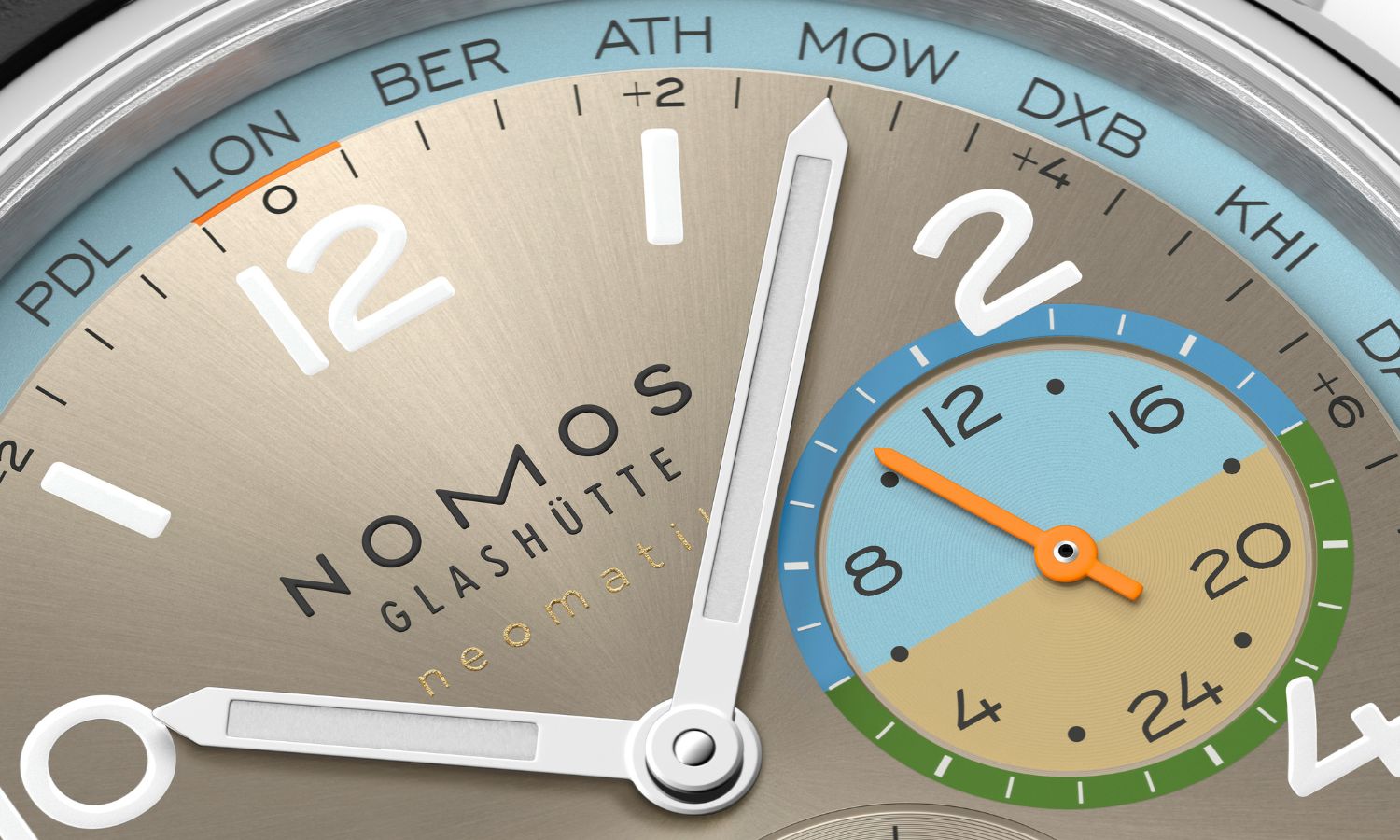 Nahaufnahme des champagnerfarbenen Zifferblatts der NOMOS Glashütte Club Sport neomatik Weltzeit Roam (Ref. 790.S10)