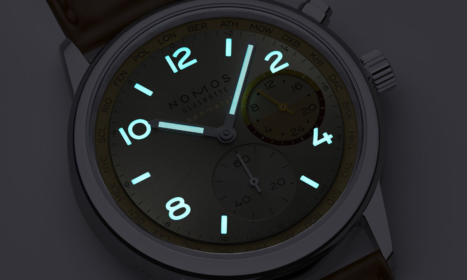 Aufnahme im Dunkeln des Super-LumiNova der NOMOS Glashütte Club Sport neomatik Weltzeit