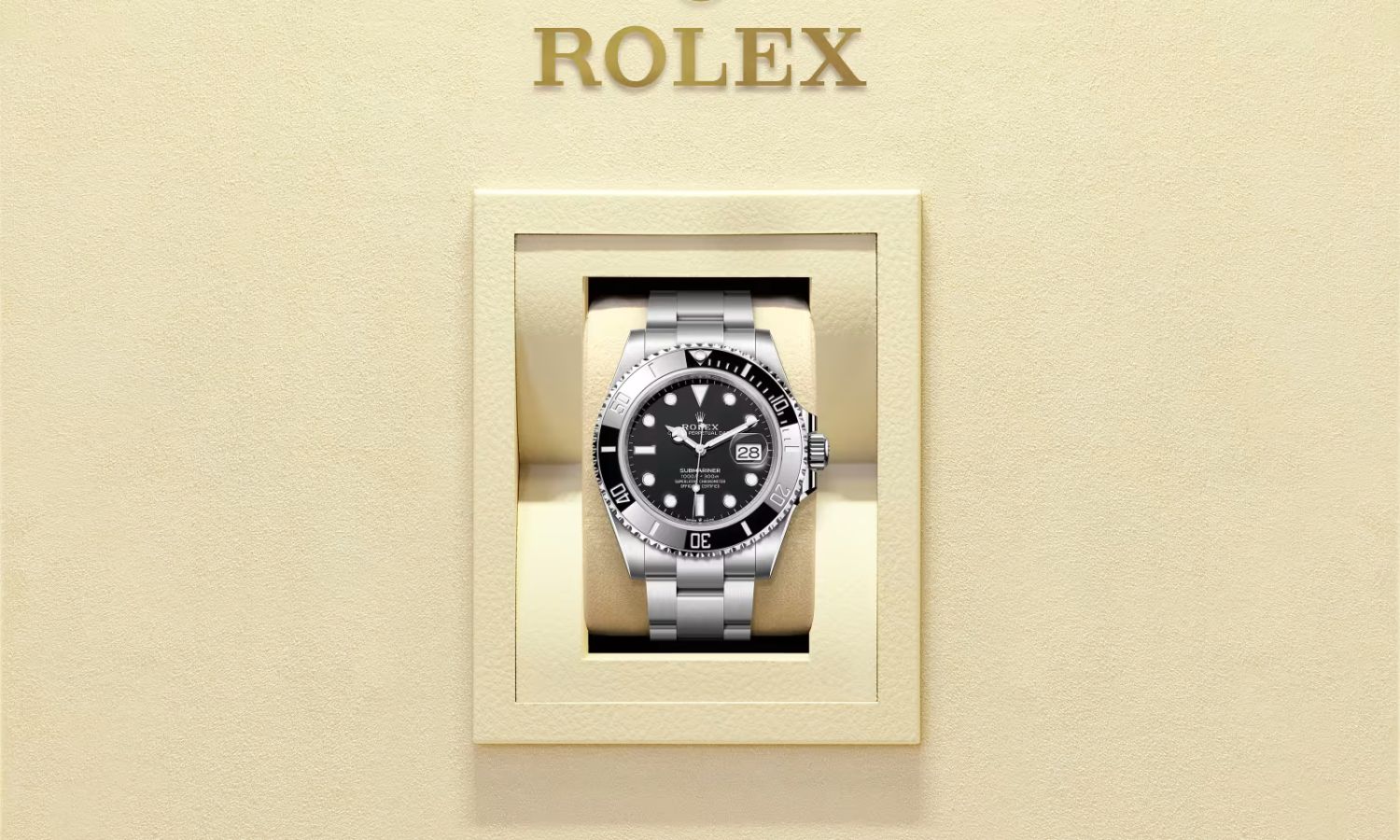 Rolex Submariner Date Referenz 126610LN mit schwarzem Zifferblatt am Edelstahlarmband in einer Box abgebildet mit dem Schriftzug „Rolex“ darüber vor hellgelbem Hintergrund
