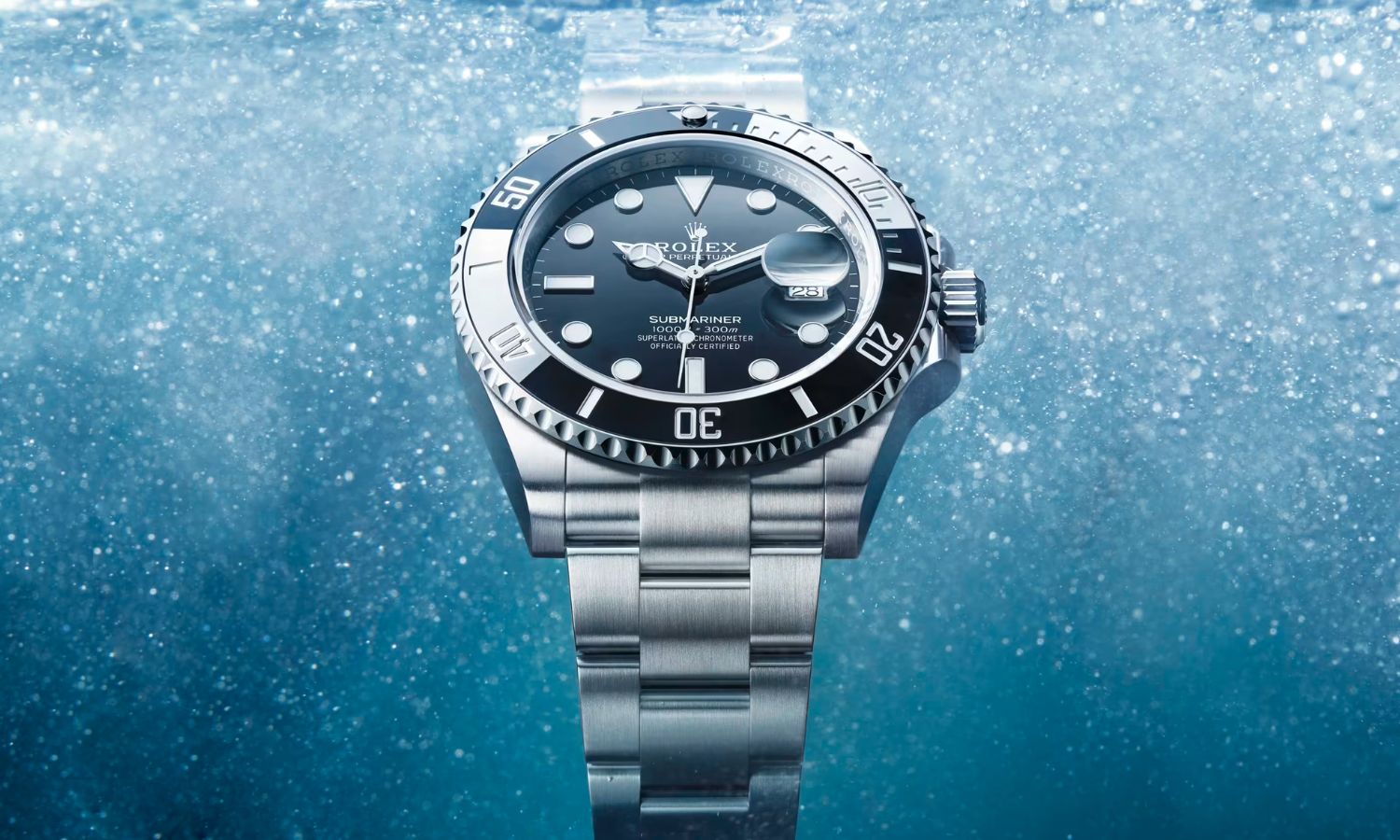 Rolex Submariner Date Referenz 126610LN mit schwarzem Zifferblatt am Edelstahlarmband abgebildet vor Wasser im Hintergrund